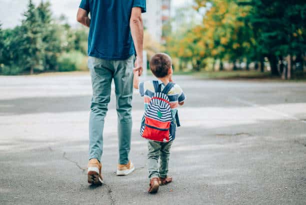 A mãe é obrigada a mandar a mochilinha da criança nas “visitas” ao pai? Entenda seus direitos!